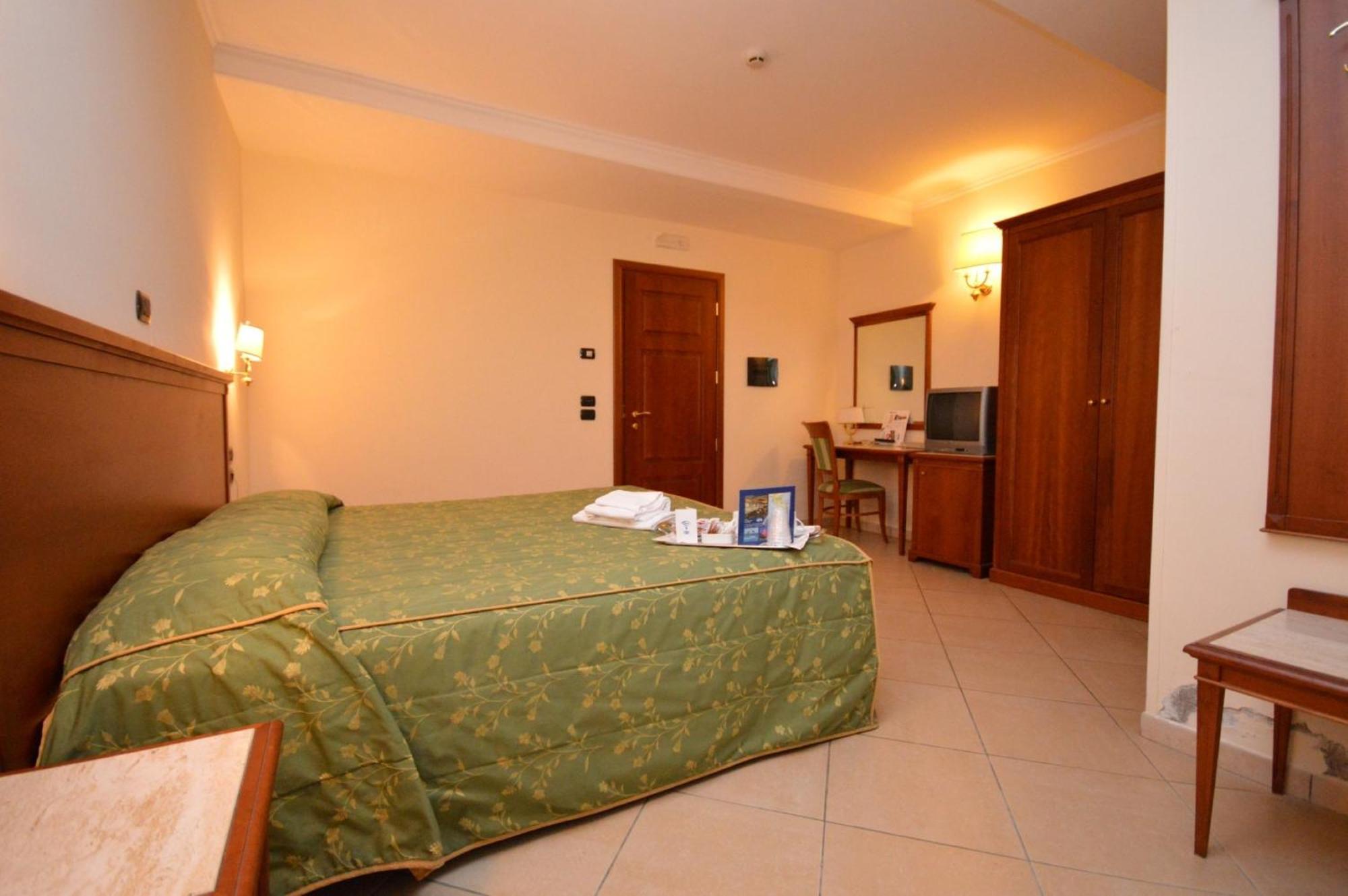 Hotel Residence Il Gabbiano Cirò Marina Δωμάτιο φωτογραφία