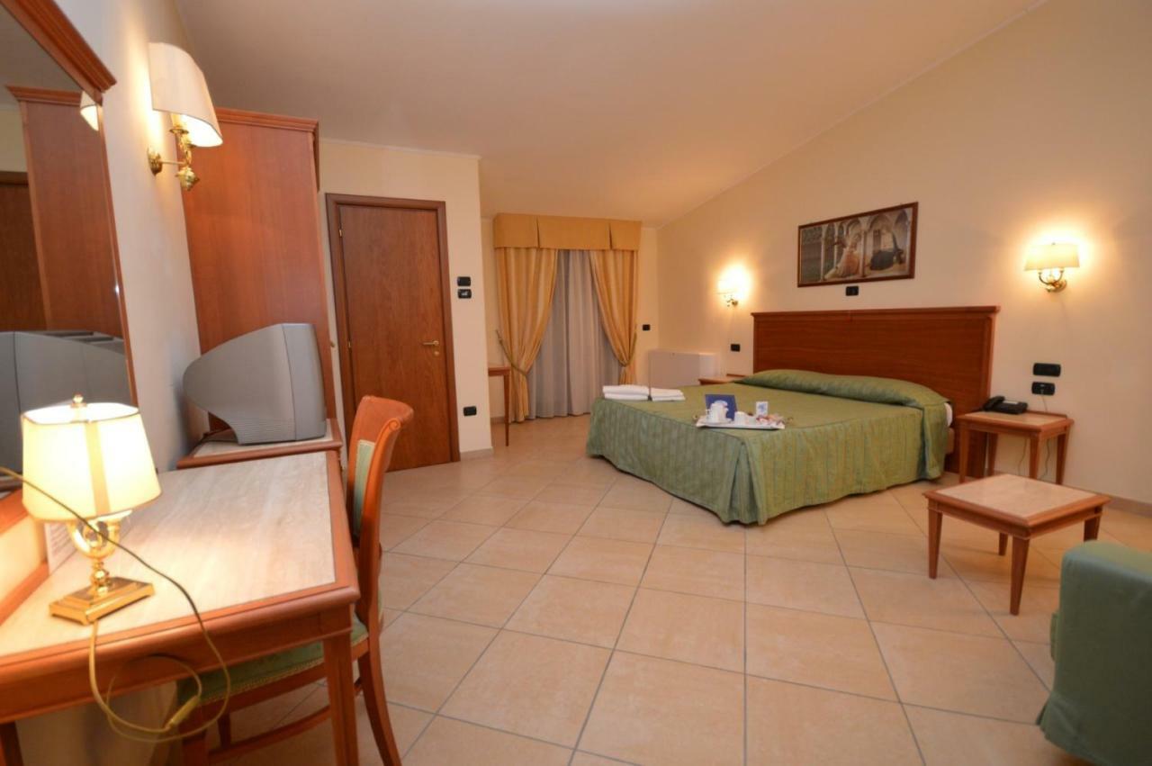 Hotel Residence Il Gabbiano Cirò Marina Δωμάτιο φωτογραφία